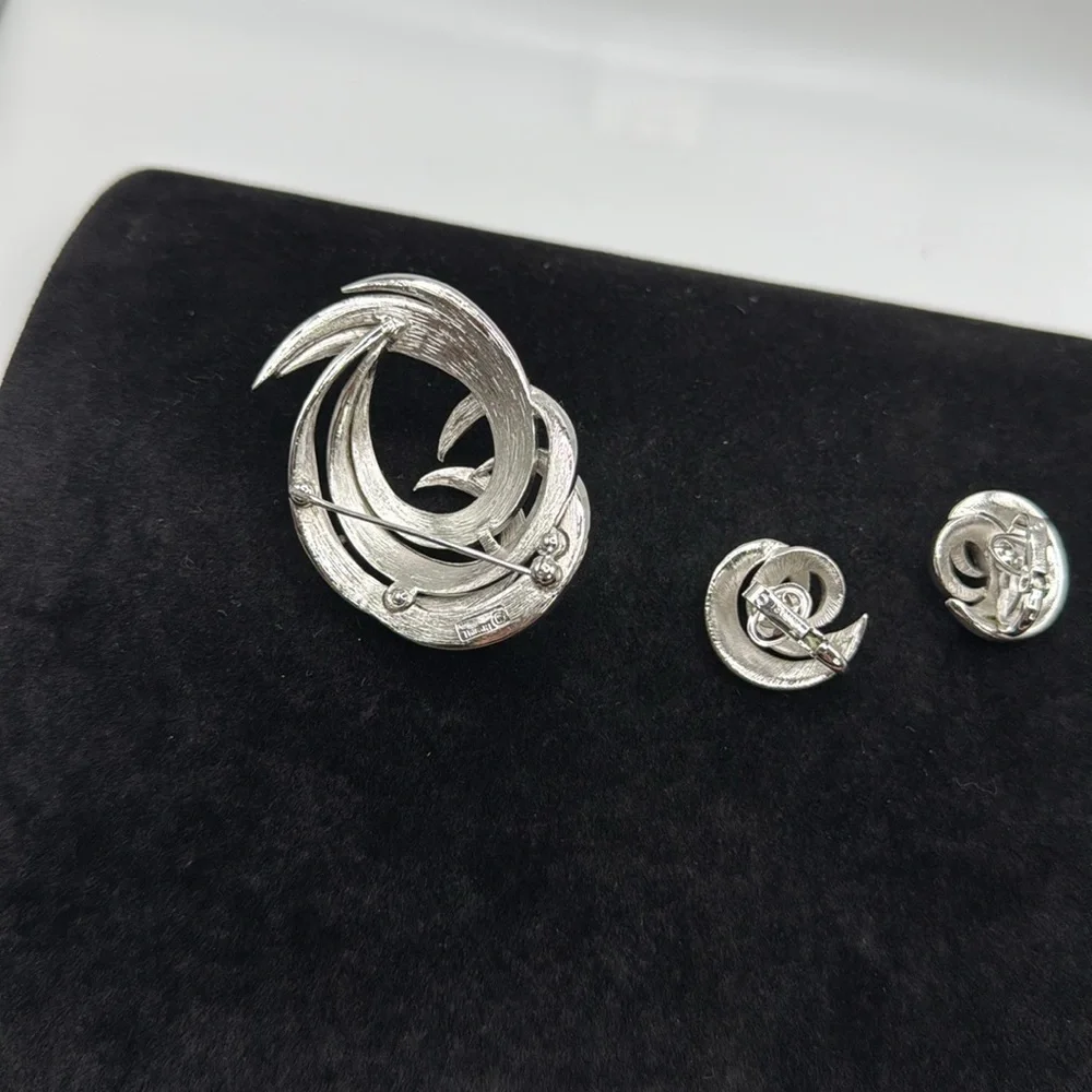 Vintage Signed Crown Trifari Silver Tone Brooch & Clip Earrings Demi Parure